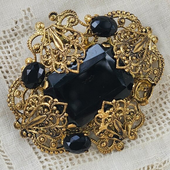 Vintage Edwardian Revival Brass Filigree Mourning Brooch with Black Glass Inlay - Picture 3 of 10